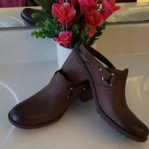 1 pair of shoes/heeled slipper